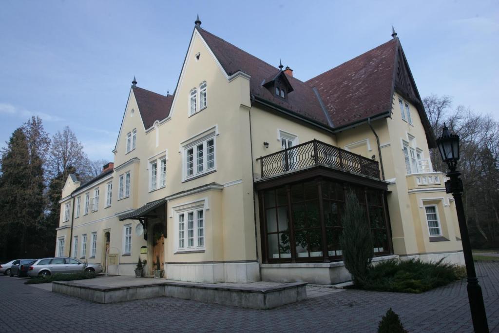 Festetich Kastélyszálló és Zsuzsanna Hotel Szeleste Exterior foto